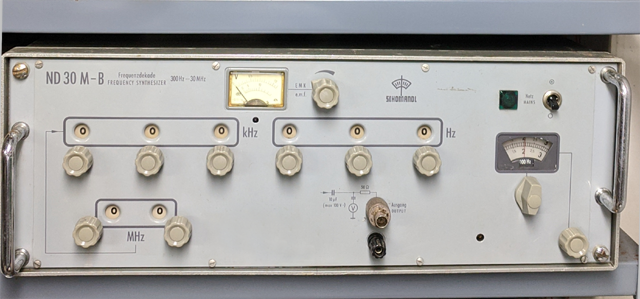30 M-b Frequency synthesizer